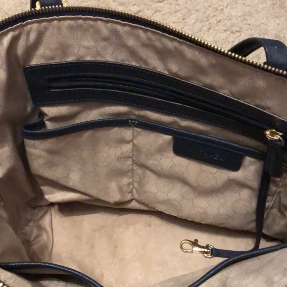 Micheal Kors Jet set navy tote - Picture 8 of 8